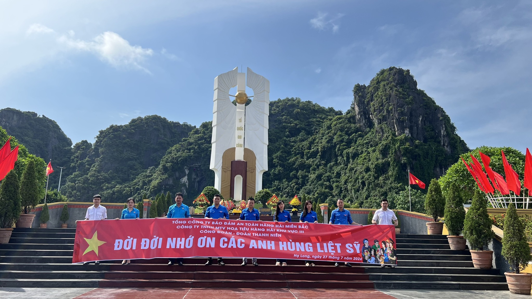 Chi Đoàn TN Công ty Hoa tiêu hàng hải khu vực III đã tổ chức các hoạt động dâng hoa, dâng hương tại các nghĩa trang liệt sỹ