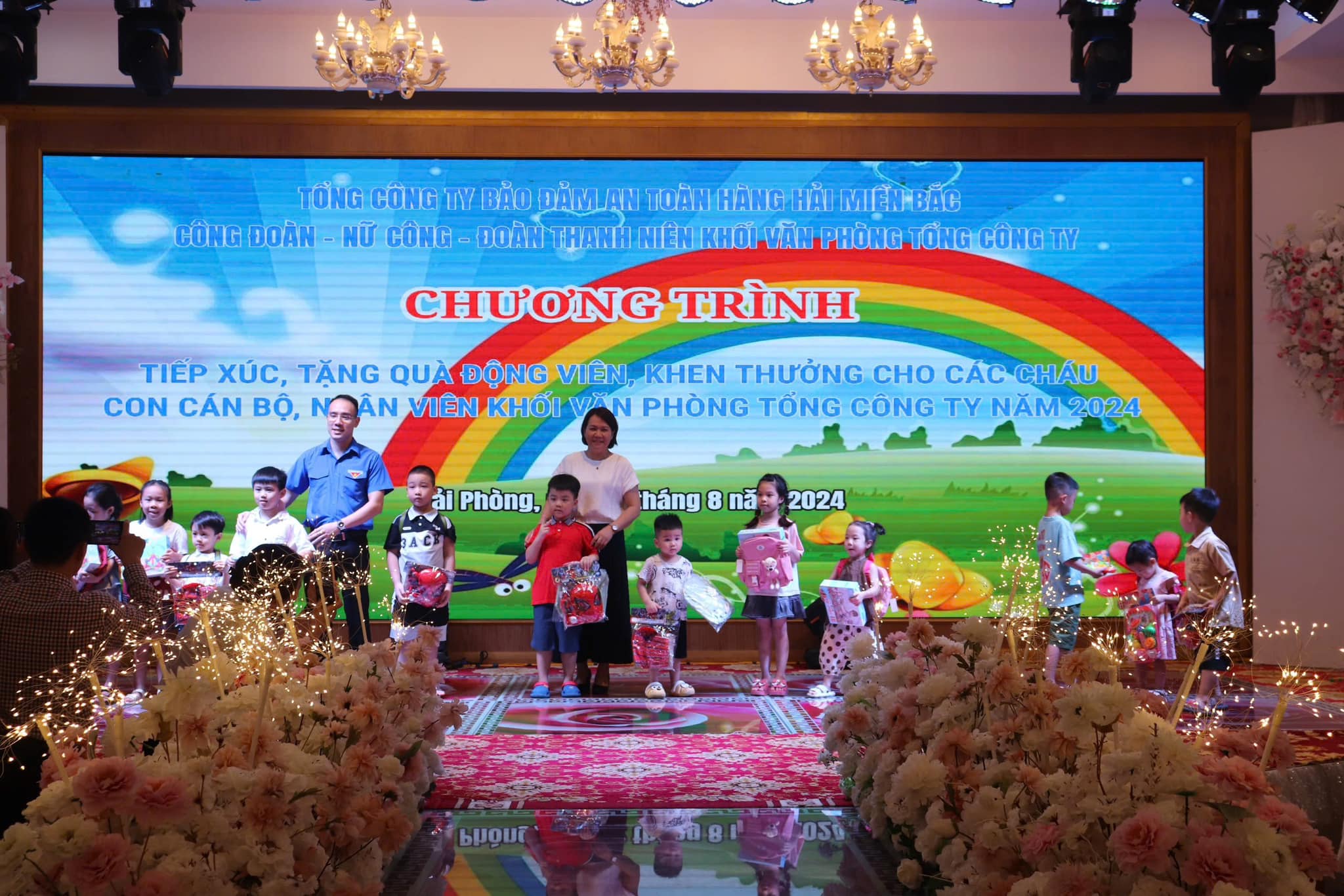 CHƯƠNG TRÌNH TIẾP XÚC, TẶNG QUÀ, ĐỘNG VIÊN, KHEN THƯỞNG CHO CÁC CHÁU CON CÁN BỘ, NHÂN VIÊN KHỐI VĂN PHÒNG TỔNG CÔNG TY BẢO ĐẢM AN TOÀN HÀNG HẢI MIỀN BẮC NĂM 2024